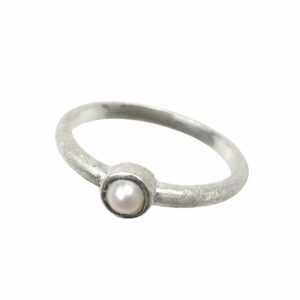 Ring mit kleiner Perle gebürstet