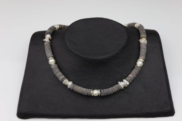 Hornkette mit weißen Perlen und Silberplättchen an Silberverschluss handgemachtes Unikat auf Pappaufsteller