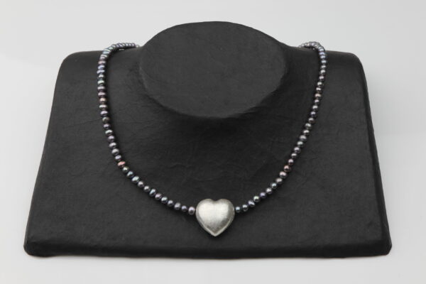 Graublaulilane Perlenkette mit Silberherz 2x2 cm und Silberverschluss handgemachtes Unikat auf Pappaufsteller schwarz
