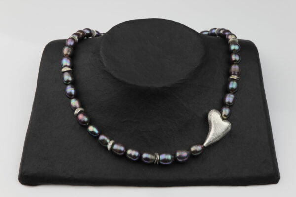 Graublaulilane Perlenkette mit schrägem Silberherz 2x3 cm und Silberverschluss handgemachtes Unikat auf Pappaufsteller schwarz