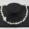 Weiße Perlenkette mit schrägem Silberherz 2x3 cm dazu Silberplättchen und Silberverschluss handgemachtes Unikat auf Pappaufsteller schwarz