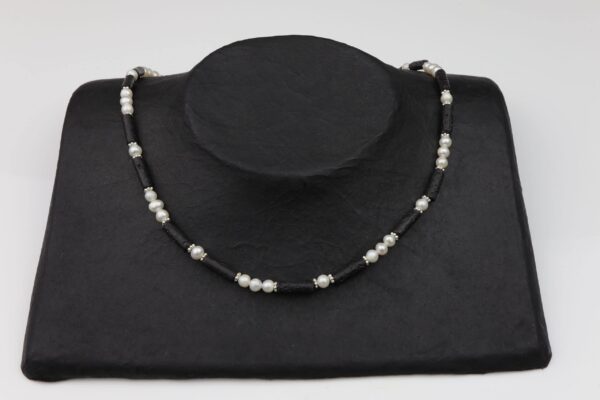 Perlenkette mit Lavastiften dazu Silberplättchen und Silberverschluss handgemachtes Unikat auf Pappaufsteller schwarz