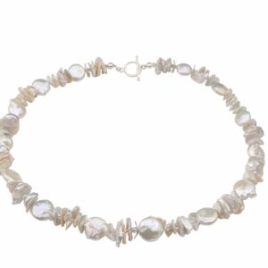 Weiße Perlenkette mit Silberplättchen