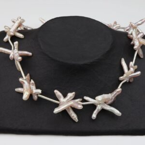 rosane Perlenkreuze mit gebürsteten Silberstäbchen absolut einzigartig und Silberverschluss handgemachtes Unikat auf schwarzem Pappaufsteller