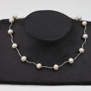 weiße Perlenkette zwischen Silberstäbchen mit Silberverschluss handgemachtes Unikat auf schwarzem Pappaufsteller