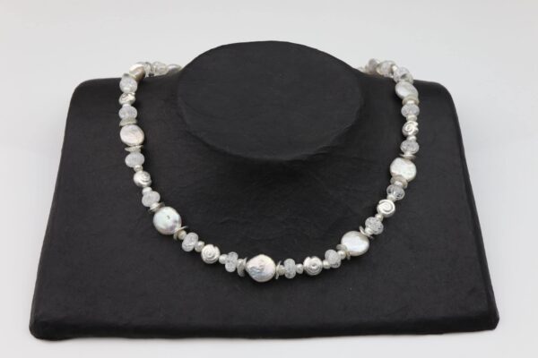 weiße Perlenkette mit Silberschnecken und Bergkristall dazu Silberverschluss handgemachtes Unikat auf schwarzem Pappaufsteller