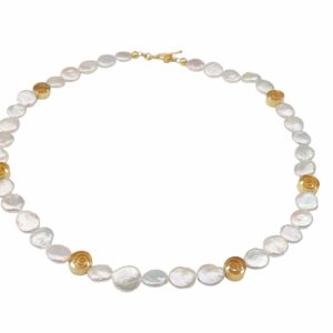 Weiße flache Perlenkette mit Goldspiralen