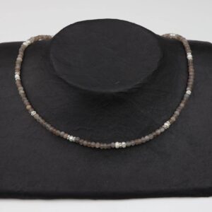 Rauchquarzkette mit Perlen dazu Silberplättchen und Silberverschluss handgemachtes Unikat auf schwarzem Pappaufsteller