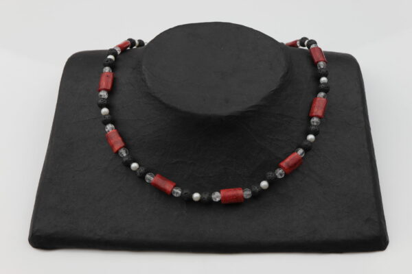 Lava-Korallen-Bergkristall-Perlenkette mit Silberverschluss handgemachtes Unikat auf schwarzem Pappaufsteller