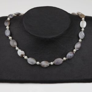Achat-Perlenkette mit Silberverschluss handgemachtes Unikat auf schwarzem Pappaufsteller