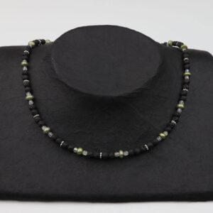 Lavaperlenkette mit Silberplättchen und grünen Perlen dazu Silberschluss handgemachtes Unikat auf schwarzem Pappaufsteller